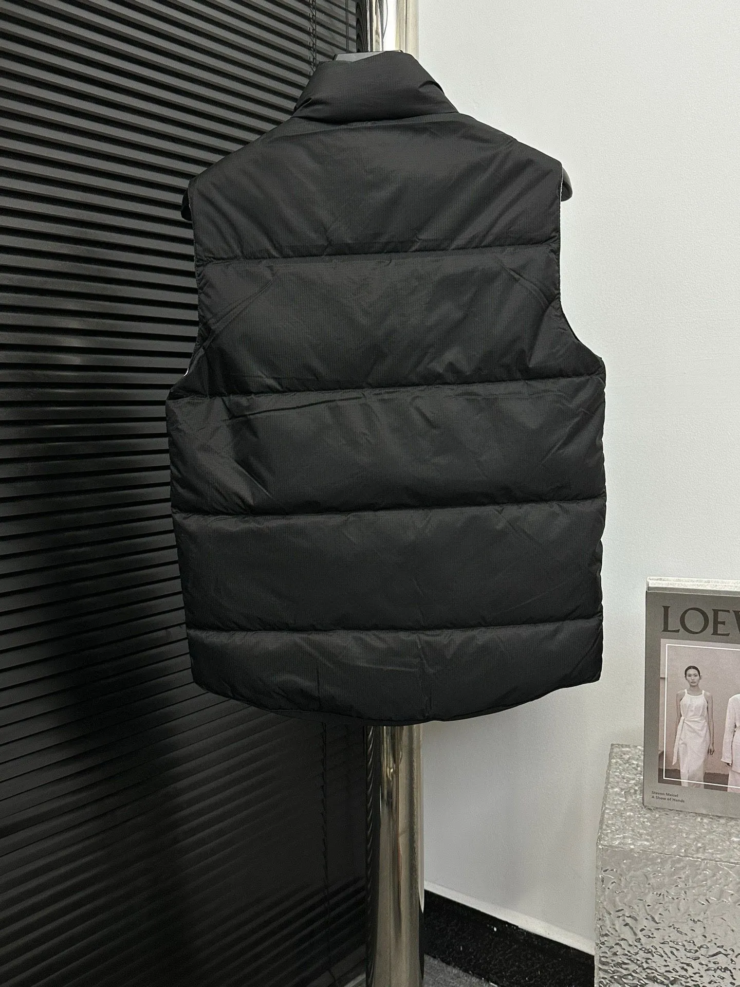 P480 [Canadagoose] Canada Goose White Label Glacier Down Vest Canada Goose's new "Northern Lights Series" down vest Canada Goose's new "Northern Lights" Northern Lights White Label down vest is now available! The light and layered colors give people the feeling of being trapped in the mist around icebergs and glaciers. It can be said to be very dreamy! Original YKK zipper, Size:XS-XXL